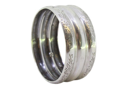  Argola de guardanapo em prata em forma de argolas sobrepostas com gravados na envolvência.